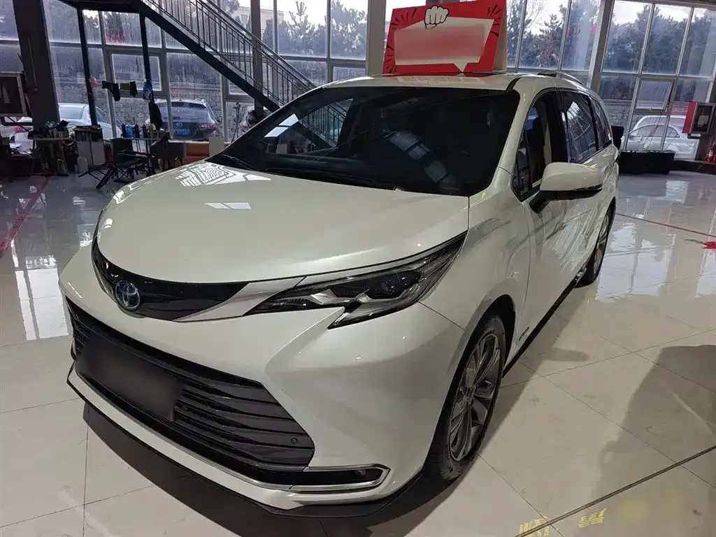 Toyota Sienna — фото 1