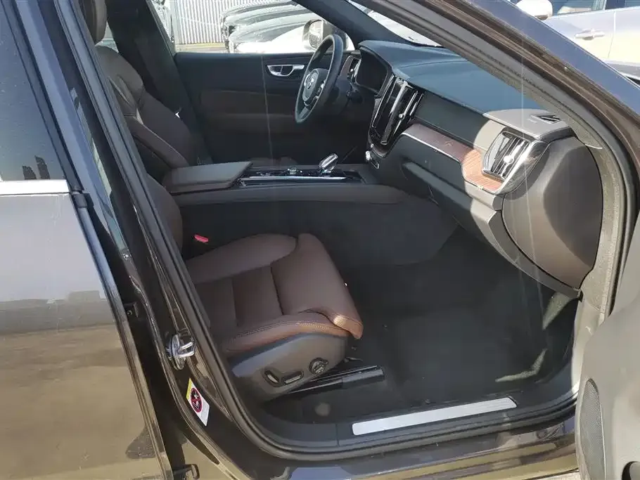 Volvo XC60 2025 из CN, фото 8
