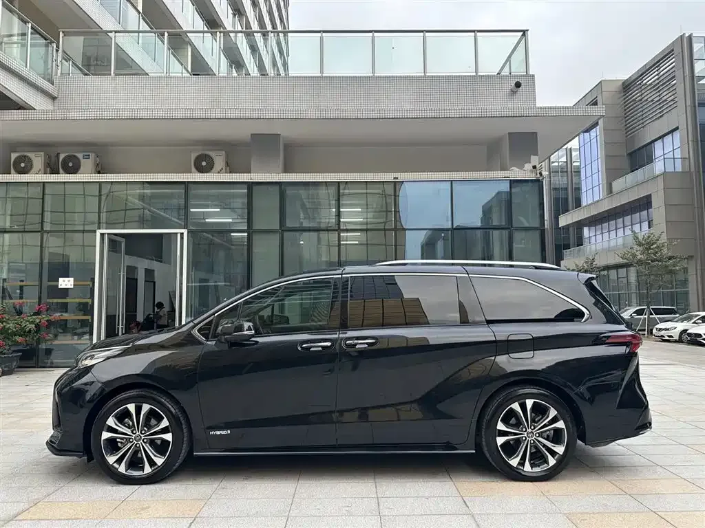Toyota Granvia 2023 из CN, фото 2