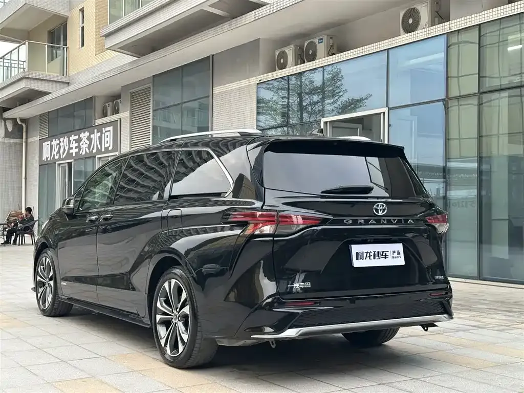 Toyota Granvia 2023 из CN, фото 5