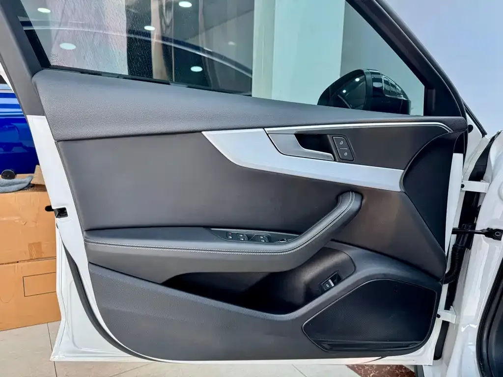 Audi A4L 2023 из CN, фото 8