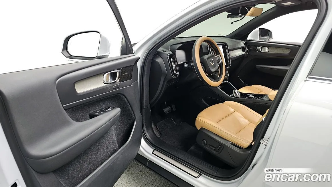 Volvo XC40 — фото 10