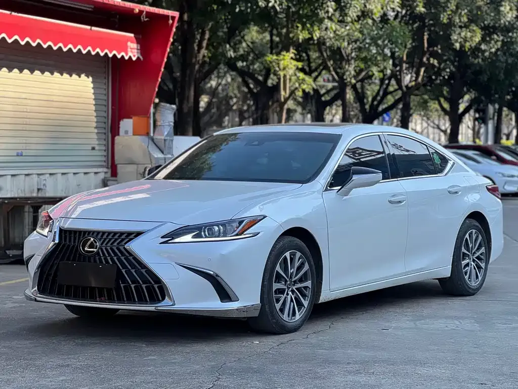 Lexus ES — фото 1