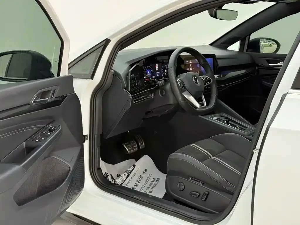 Volkswagen Golf 2023 из CN, фото 8