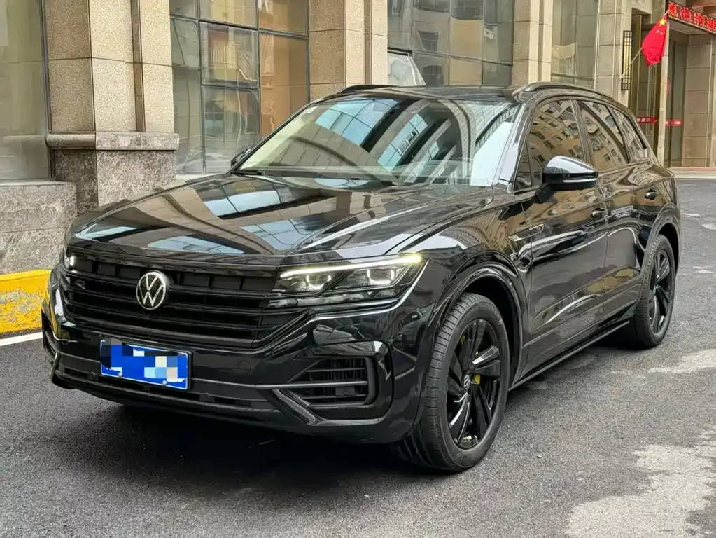 Volkswagen Touareg — фото 1