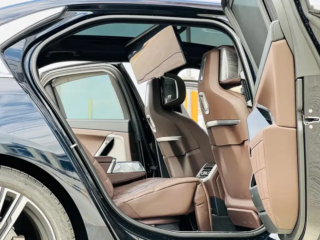 BMW 7 Series — фото 10