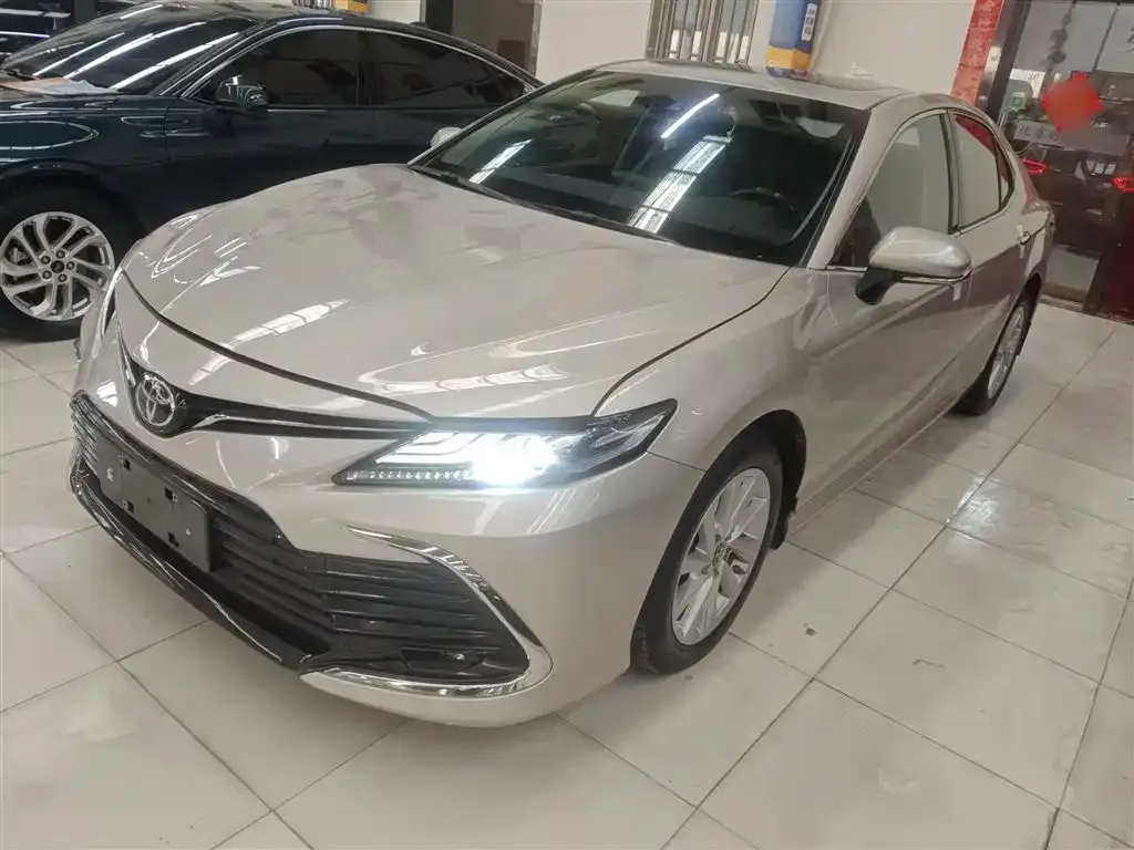 Toyota Camry — фото 1