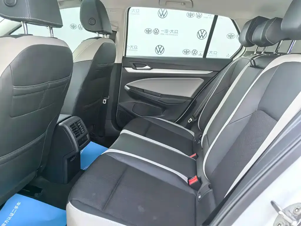 Volkswagen Golf 2023 из CN, фото 2