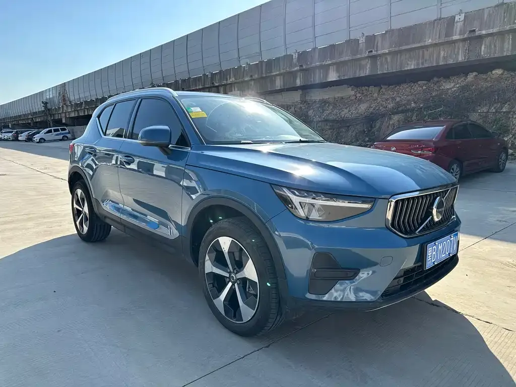 Volvo XC40 — фото 8