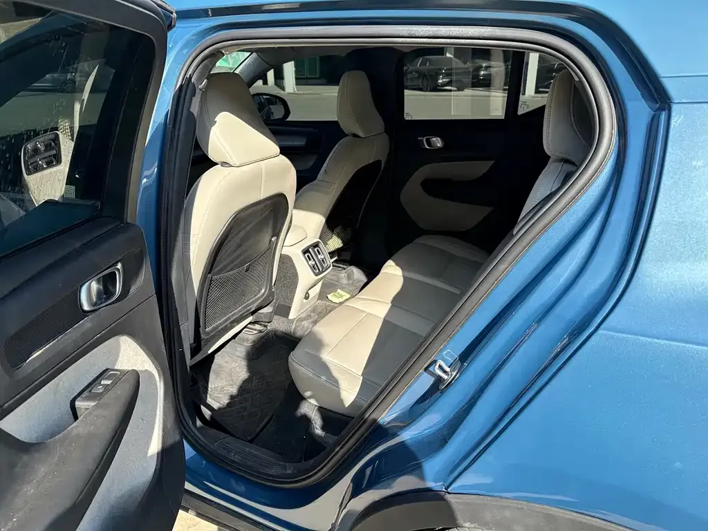 Volvo XC40 — фото 2