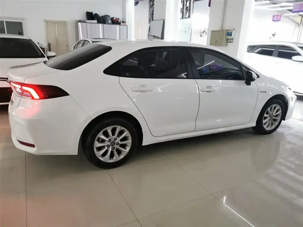 Toyota Corolla — фото 5