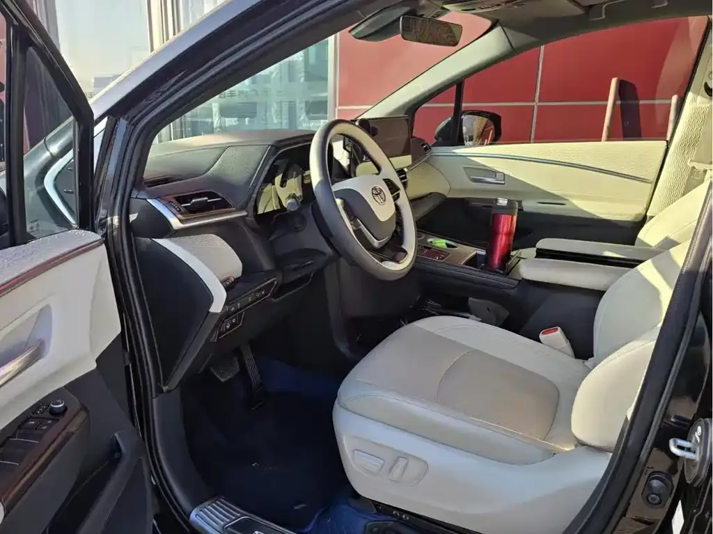 Toyota Sienna 2025 из CN, фото 4
