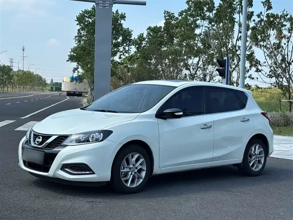 Nissan Tiida — фото 1