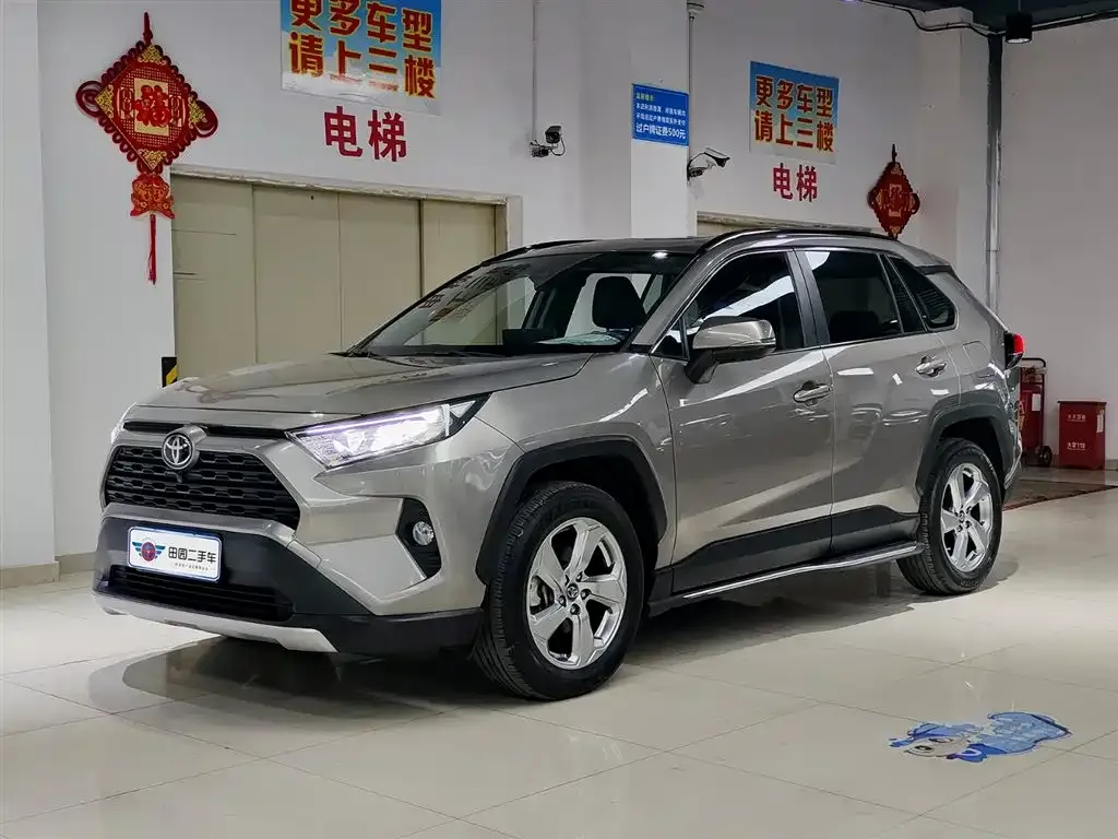 Toyota RAV4 — фото 1