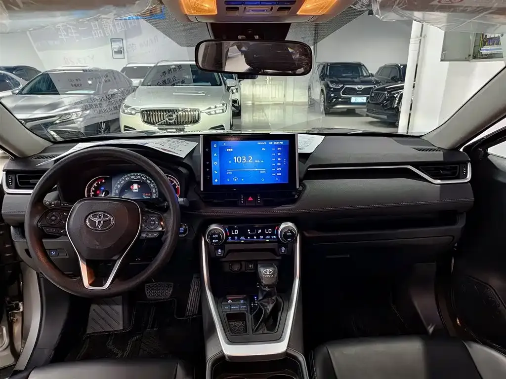 Toyota RAV4 — фото 5