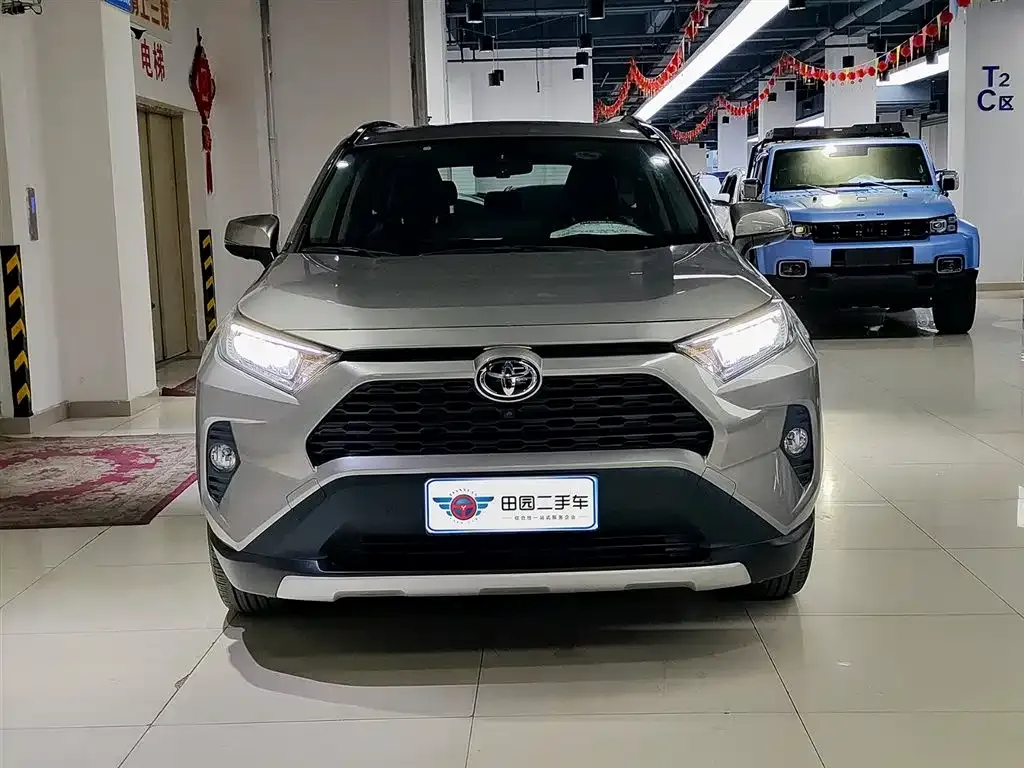 Toyota RAV4 — фото 9