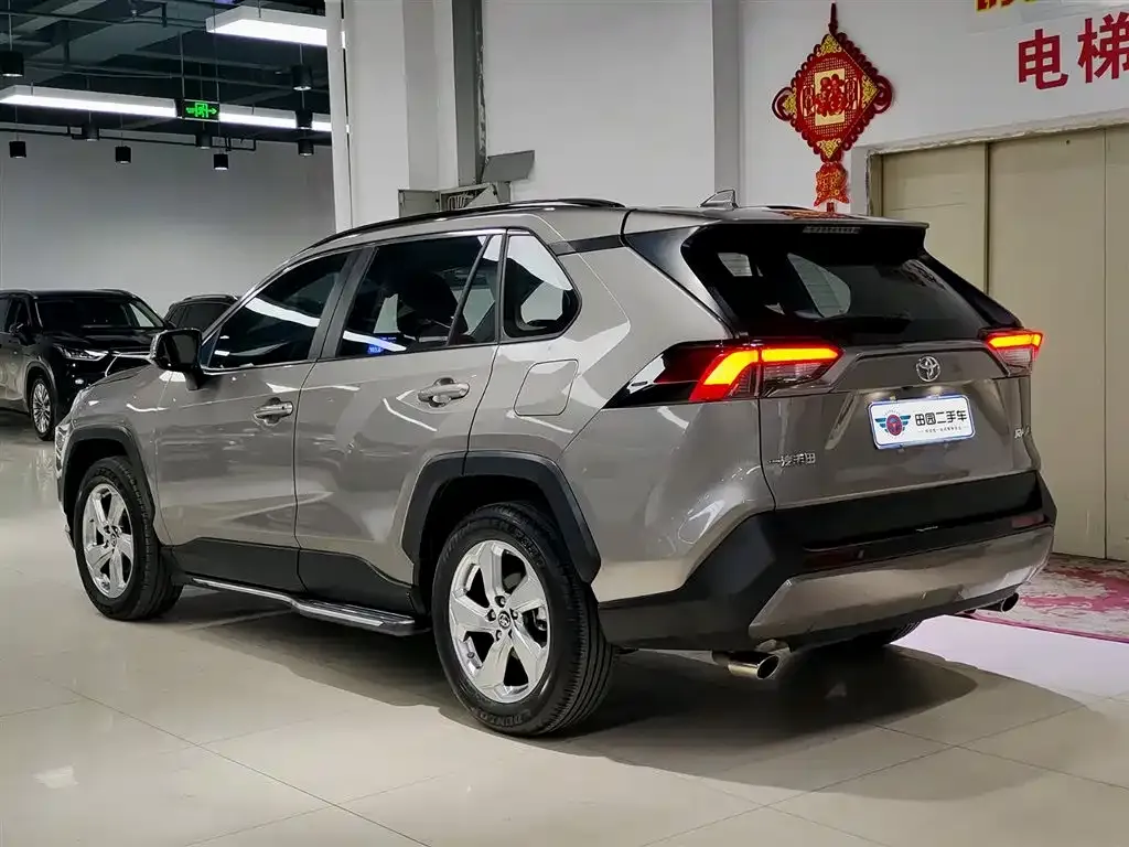 Toyota RAV4 — фото 10