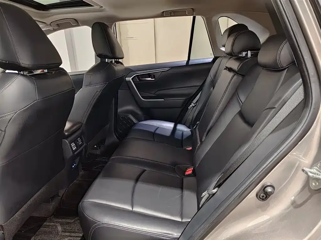 Toyota RAV4 — фото 6