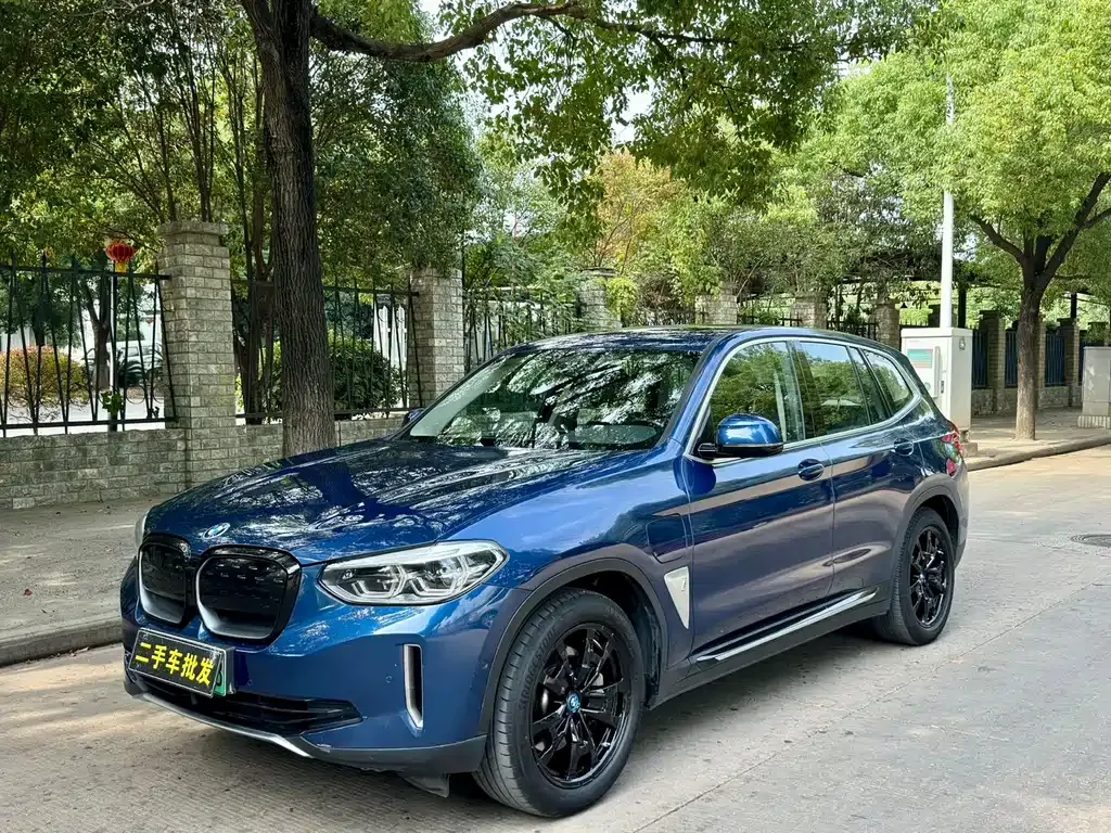 BMW iX3 — фото 1