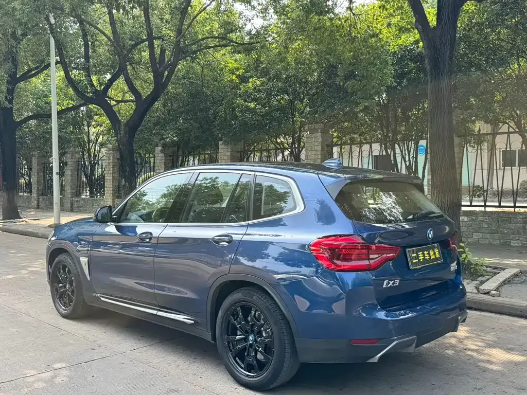 BMW iX3 — фото 9