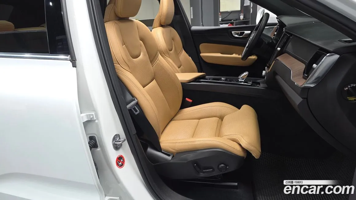 Volvo XC60 — фото 10