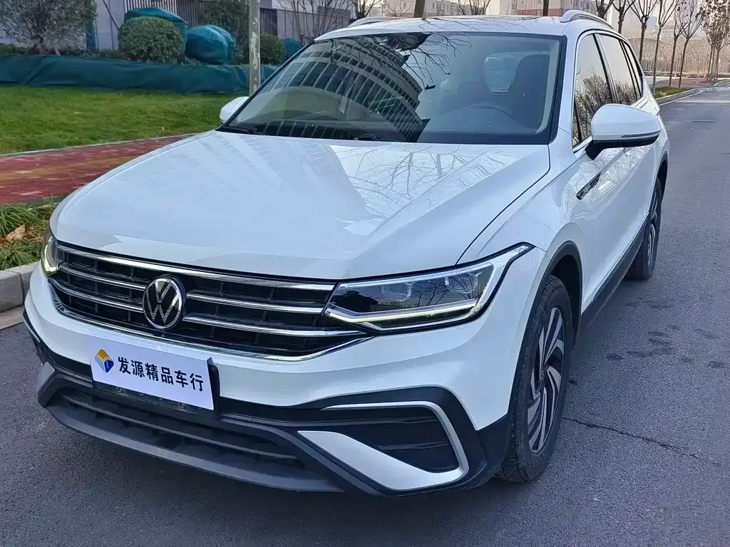 Volkswagen Tiguan L — фото 1
