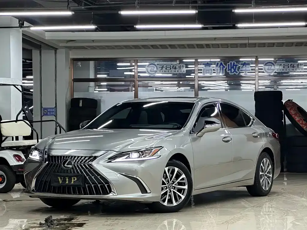 Lexus ES — фото 1