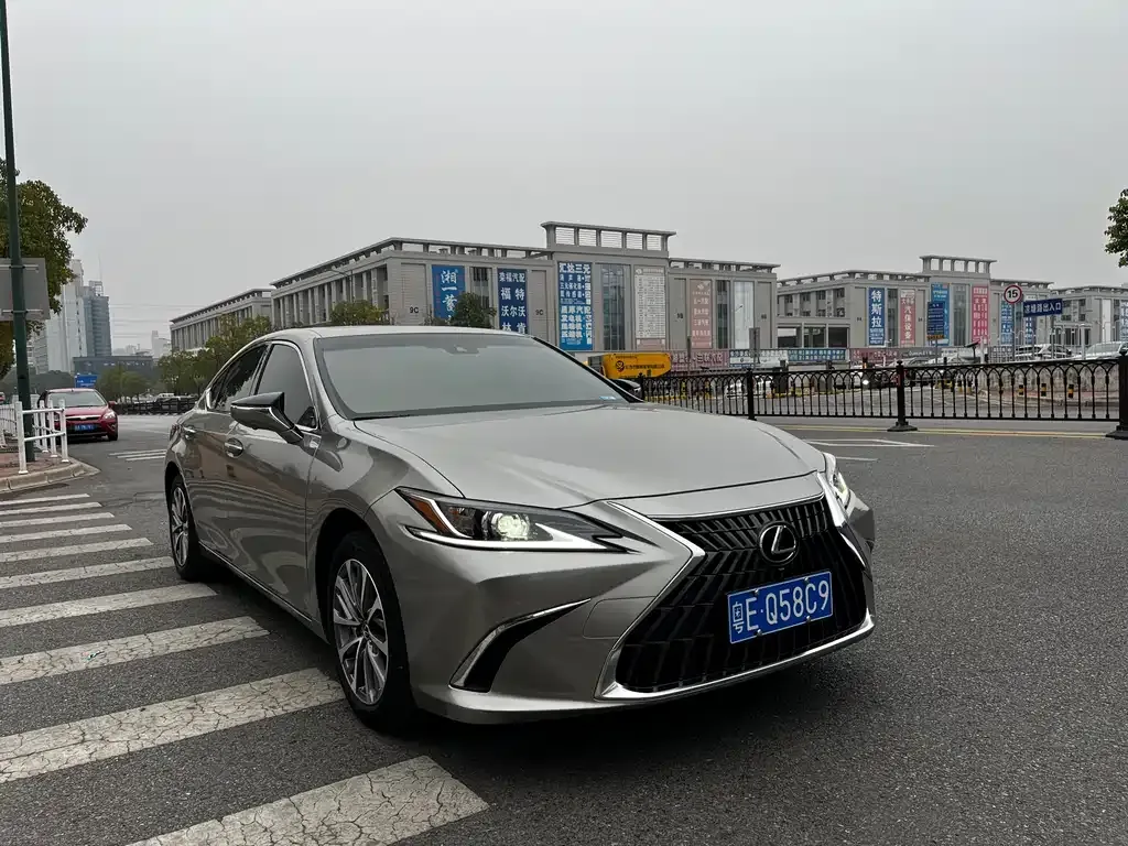 Lexus ES — фото 1