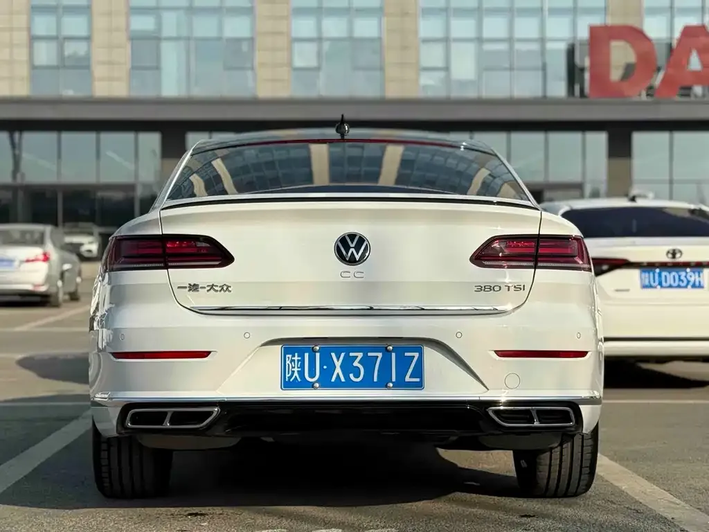 Volkswagen CC 2023 из CN, фото 2