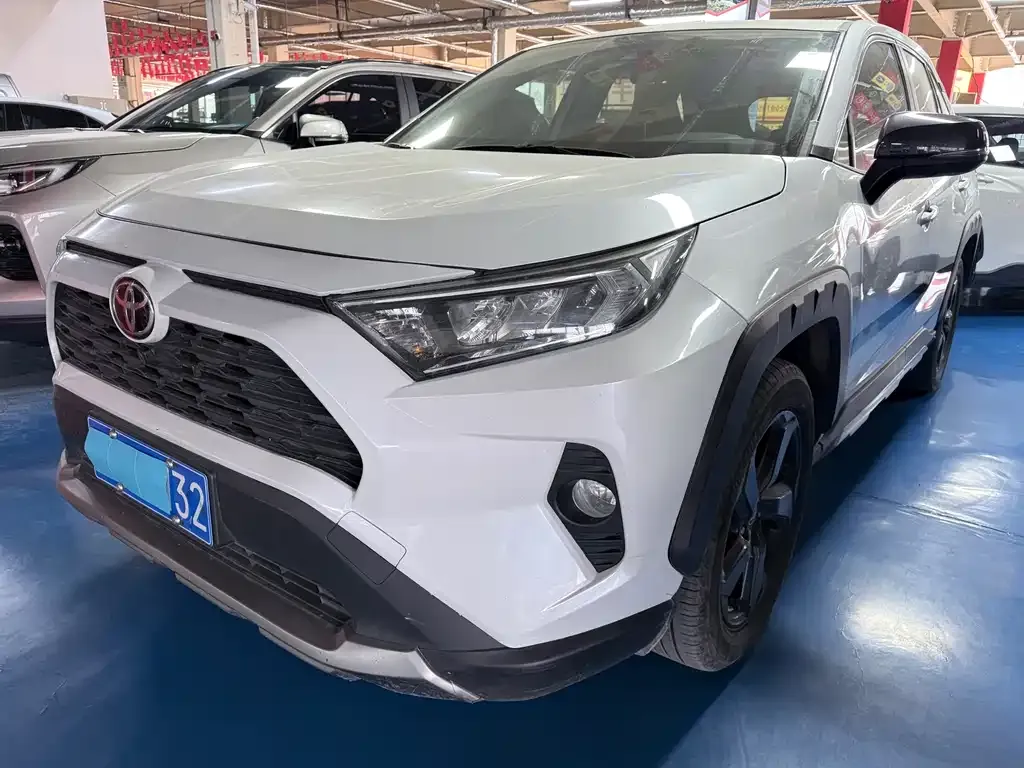 Toyota RAV4 2023 из CN, фото 1