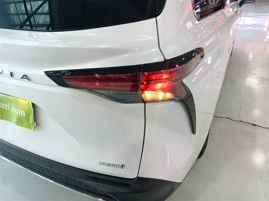 Toyota Granvia — фото 3