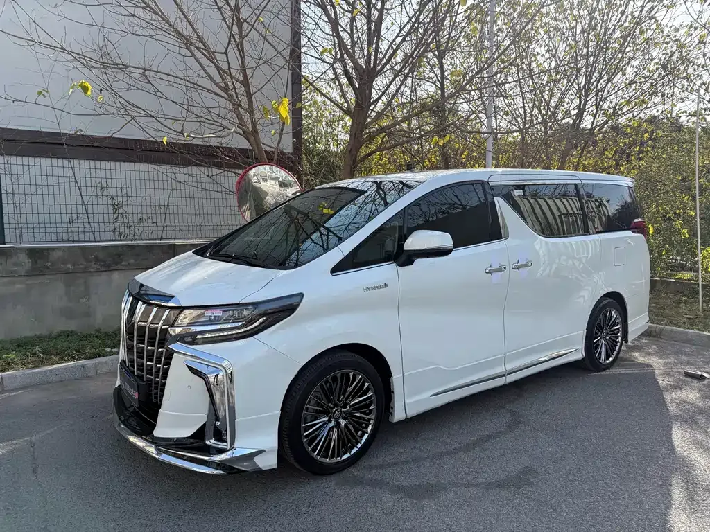 Toyota Alphard — фото 1