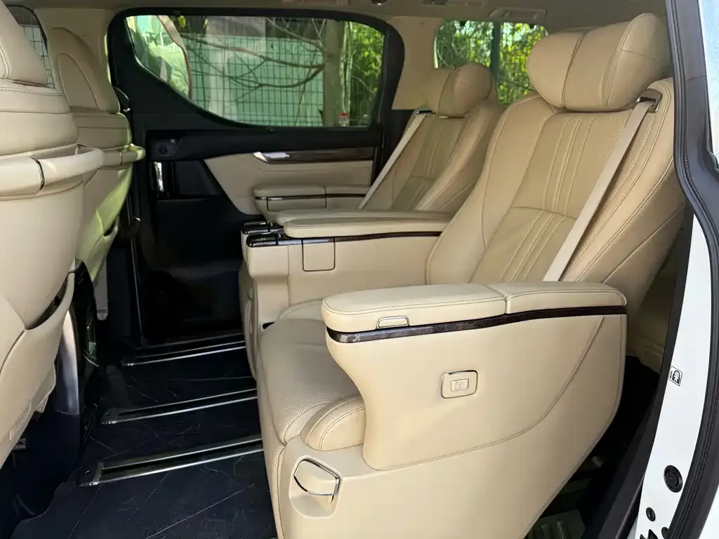 Toyota Alphard — фото 7