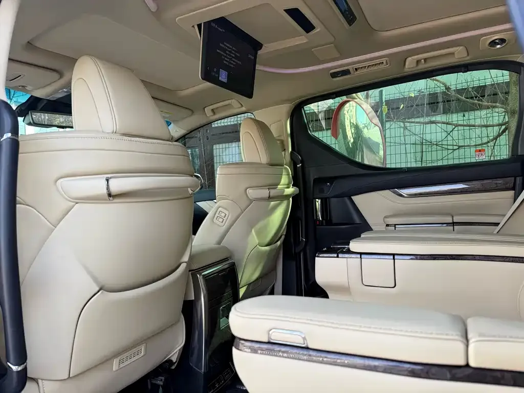Toyota Alphard — фото 2