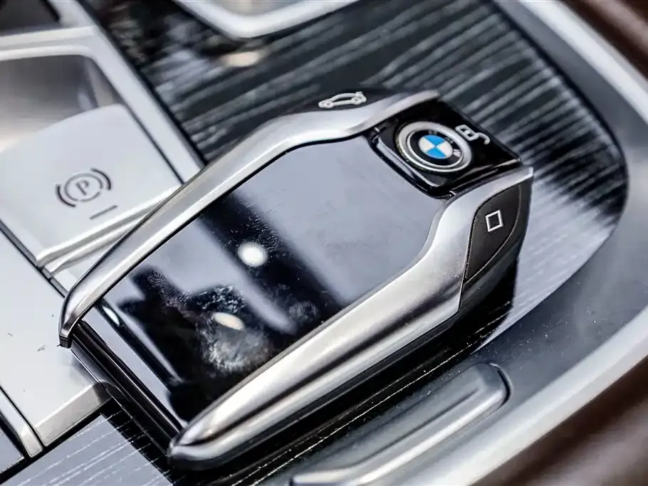 BMW 7 Series — фото 10