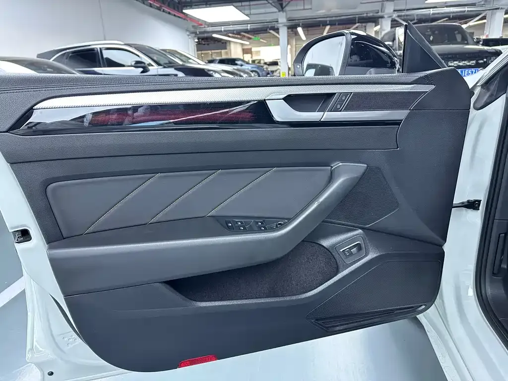 Volkswagen CC 2023 из CN, фото 8