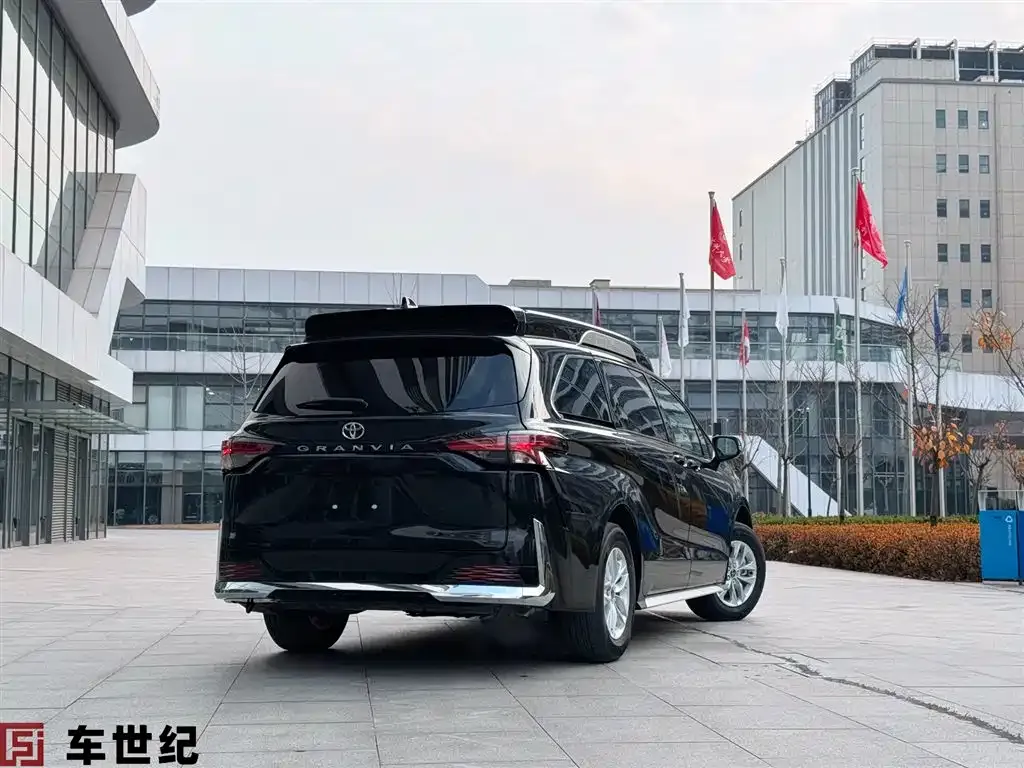 Toyota Granvia — фото 2