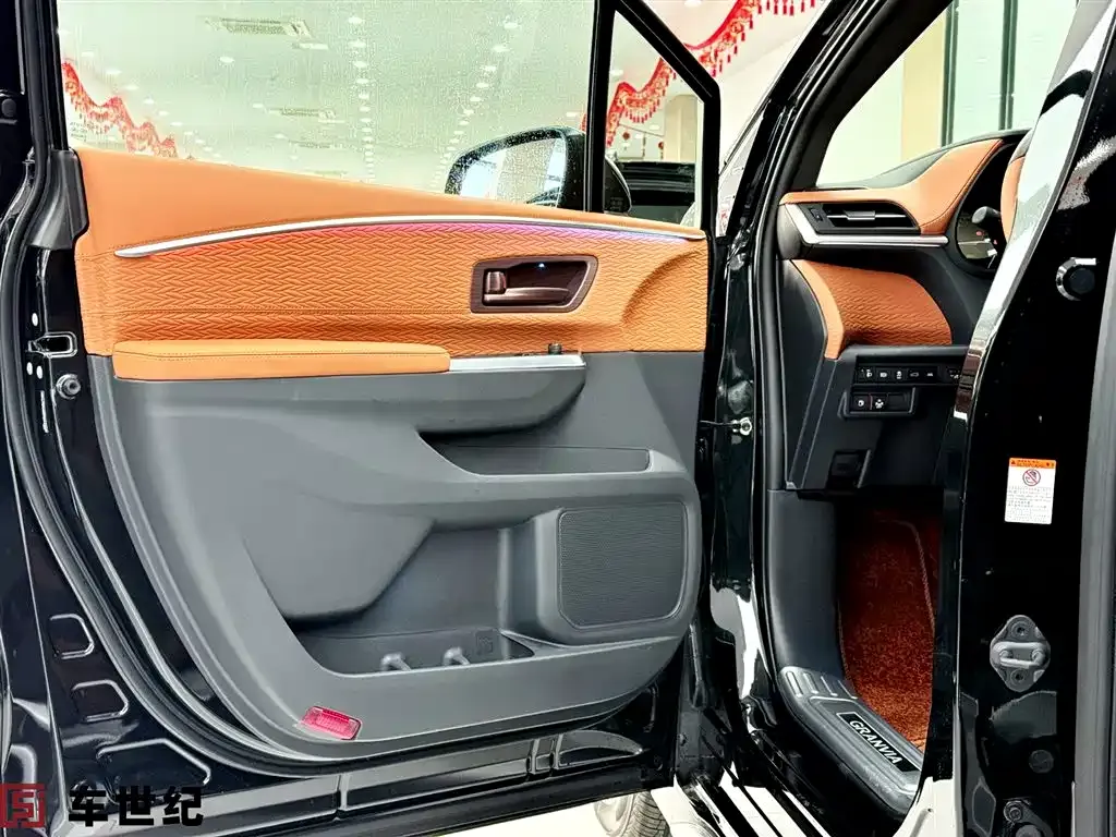 Toyota Granvia — фото 7