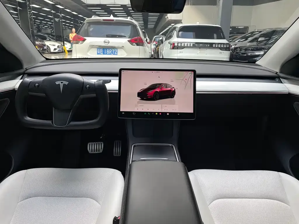 Tesla Model Y — фото 6