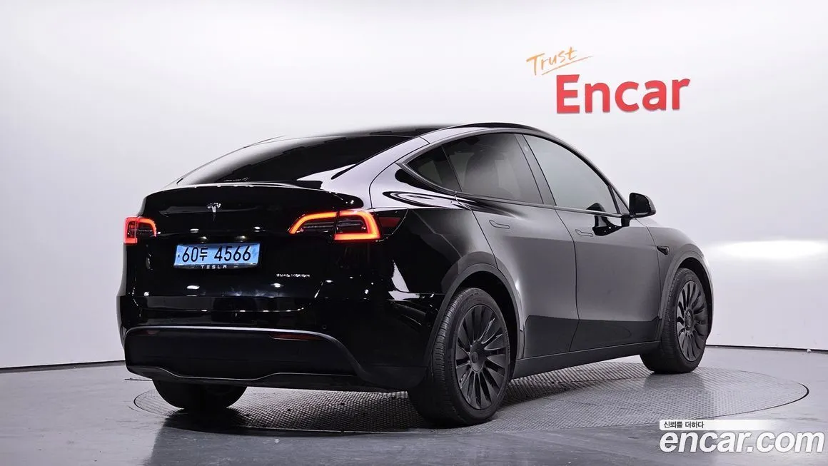 Tesla Model Y — фото 10