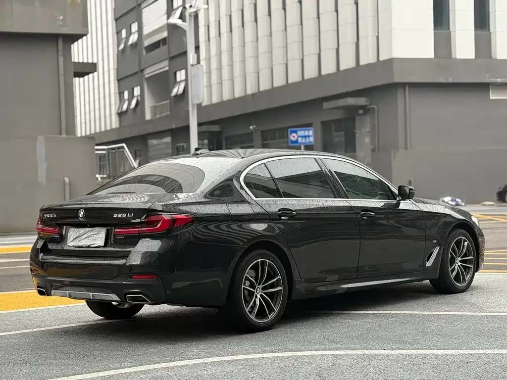 BMW 5 Series — фото 9