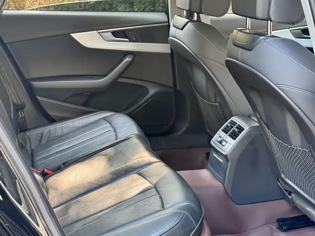 Audi A4L 2021 из CN, фото 5