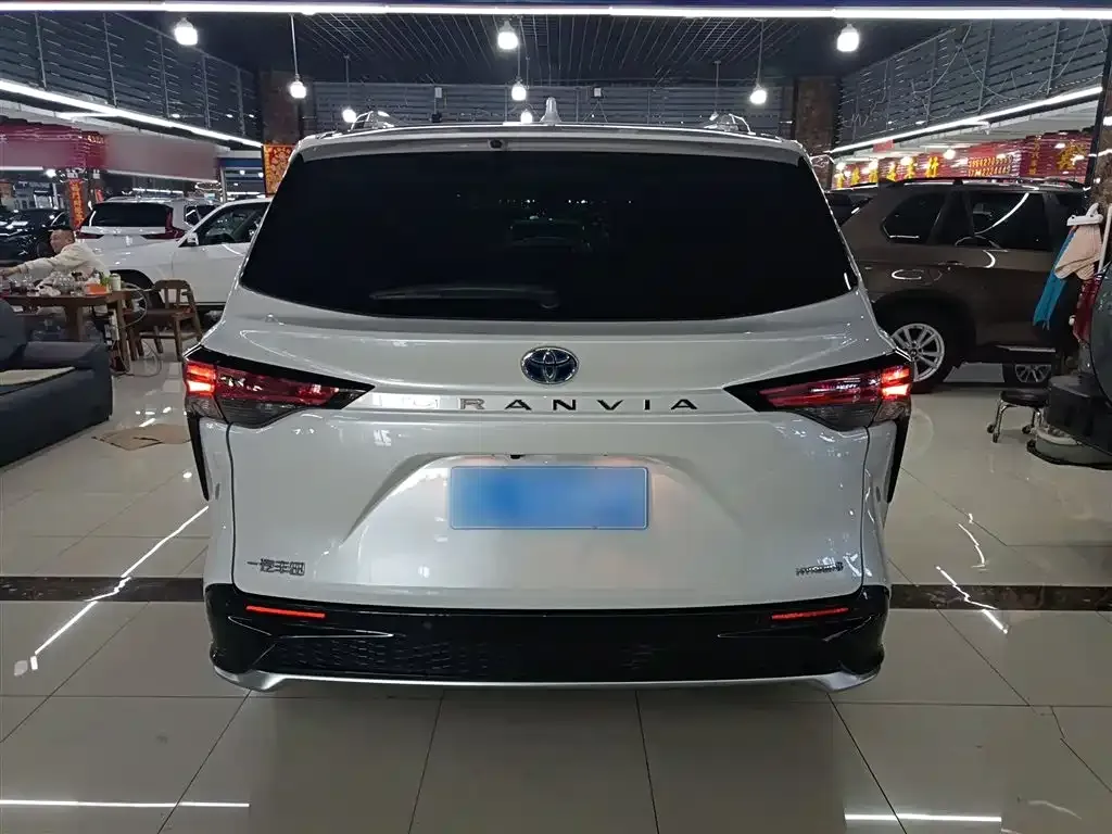 Toyota Granvia 2024 из CN, фото 2