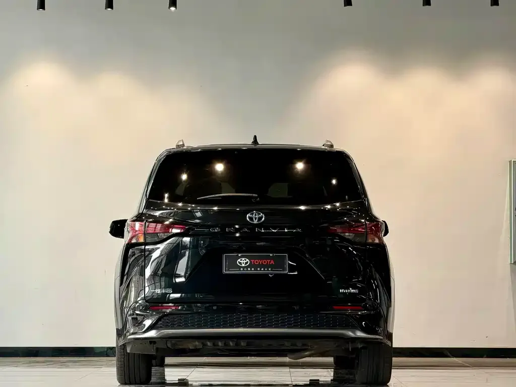 Toyota Granvia — фото 2