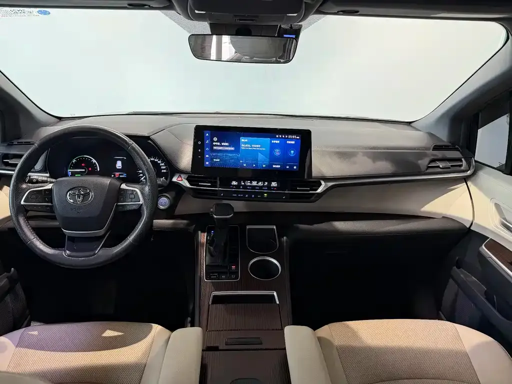Toyota Granvia — фото 10
