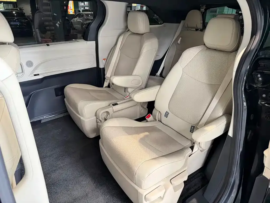 Toyota Granvia — фото 6