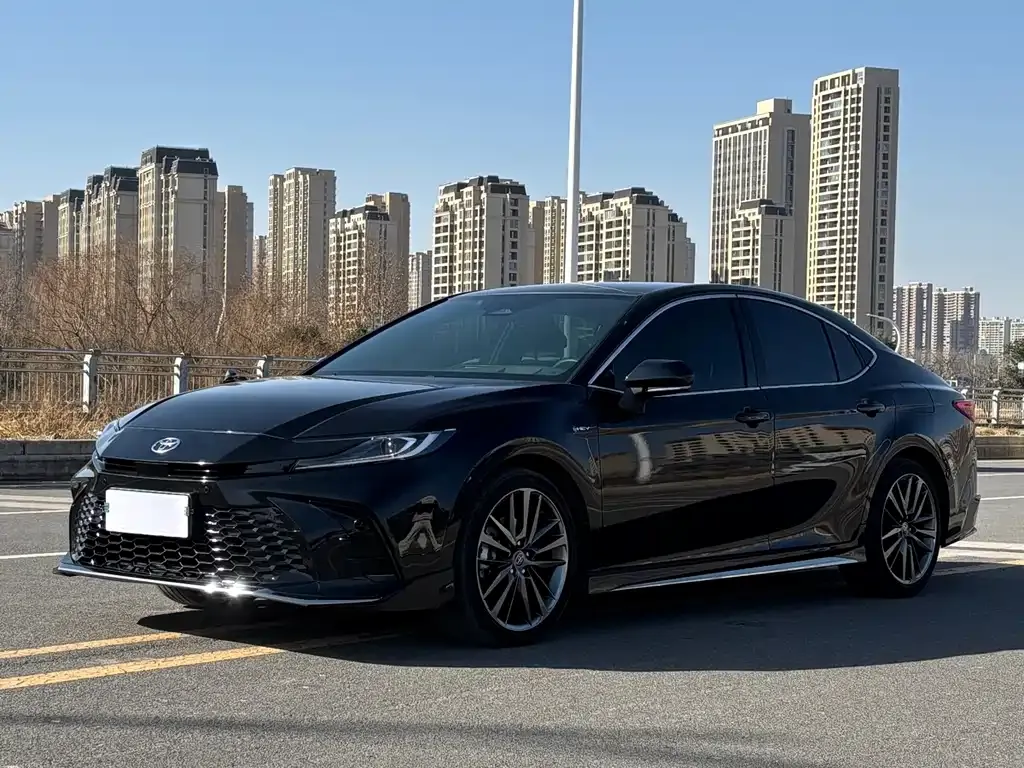Toyota Camry — фото 1