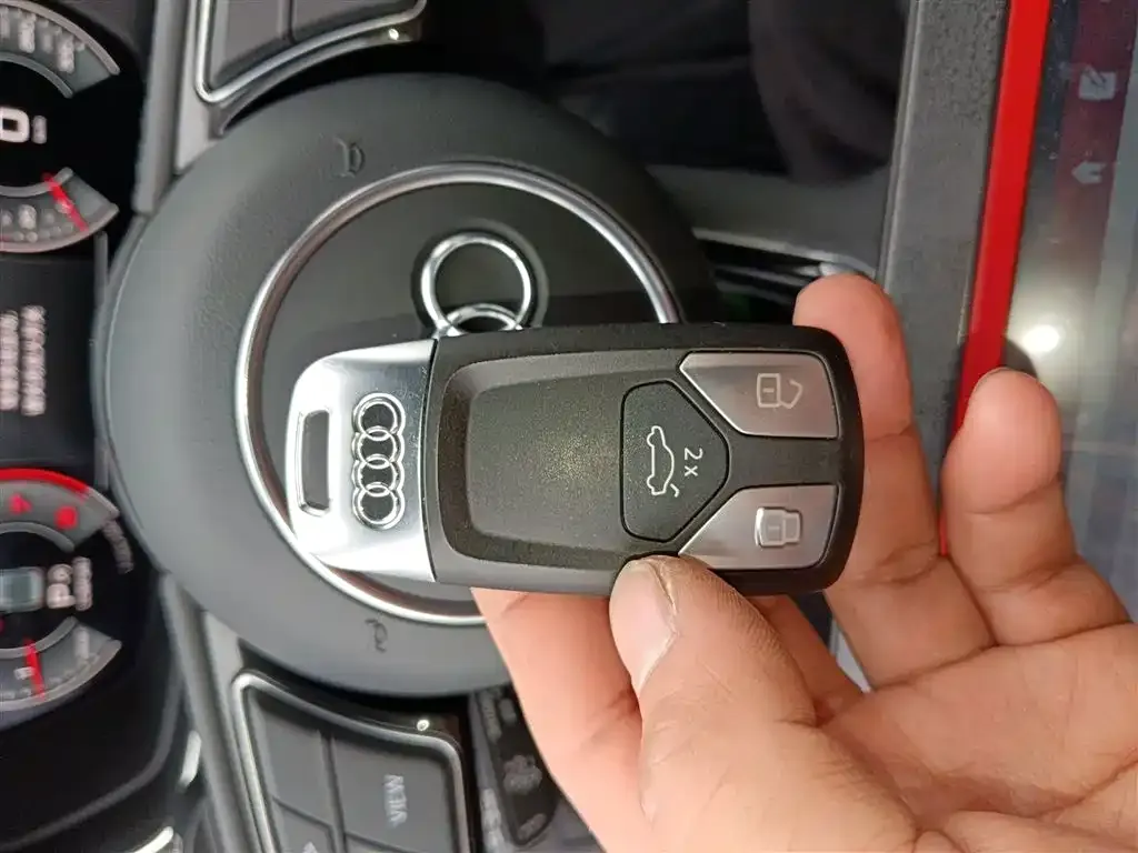 Audi A4L 2023 из CN, фото 2