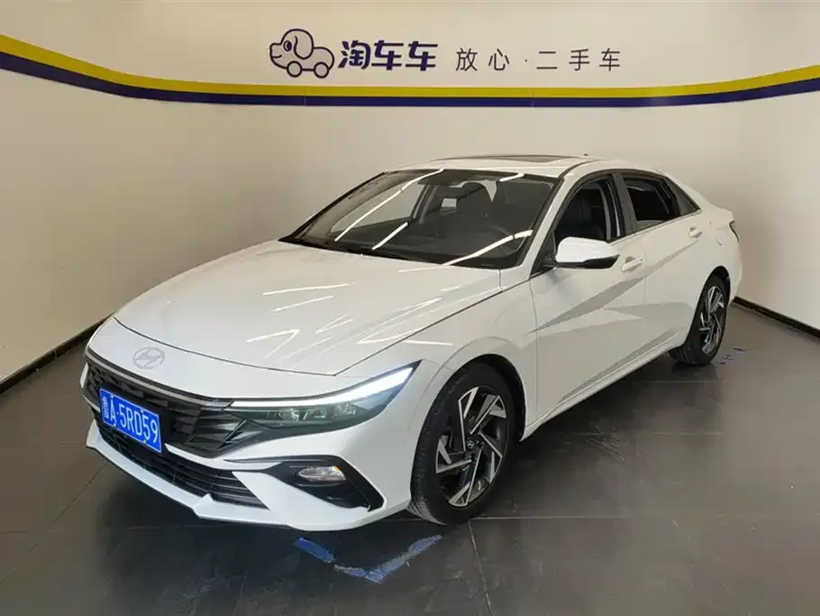 Hyundai Elantra — фото 1