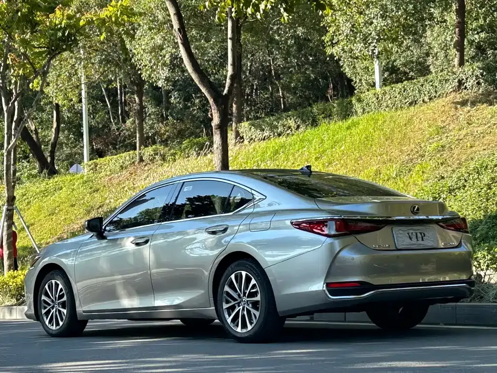 Lexus ES — фото 8